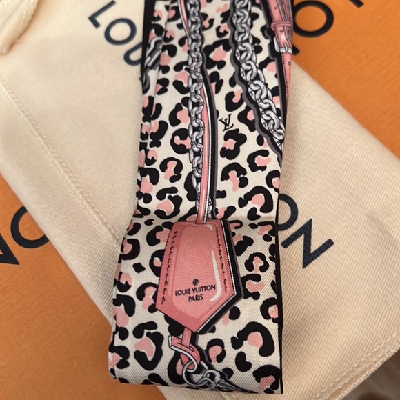 LIKE NEW LOUIS VUITTON WILD AT HEART LEOPARD BB BANDEAU -  M00415 - Picture 5 of 8